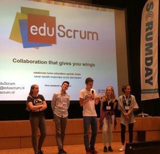 Abb 1 Schüler stellen eduScrum vor