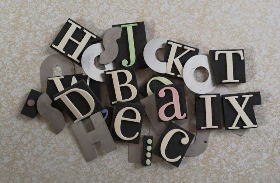 Durcheinanderliegende Buchstaben aus Aluminium und Moosgummi