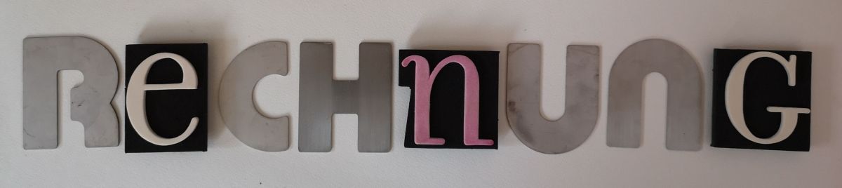 Das Wort RECHNUNG aus Buchstaben aus Aluminium und Moosgummi