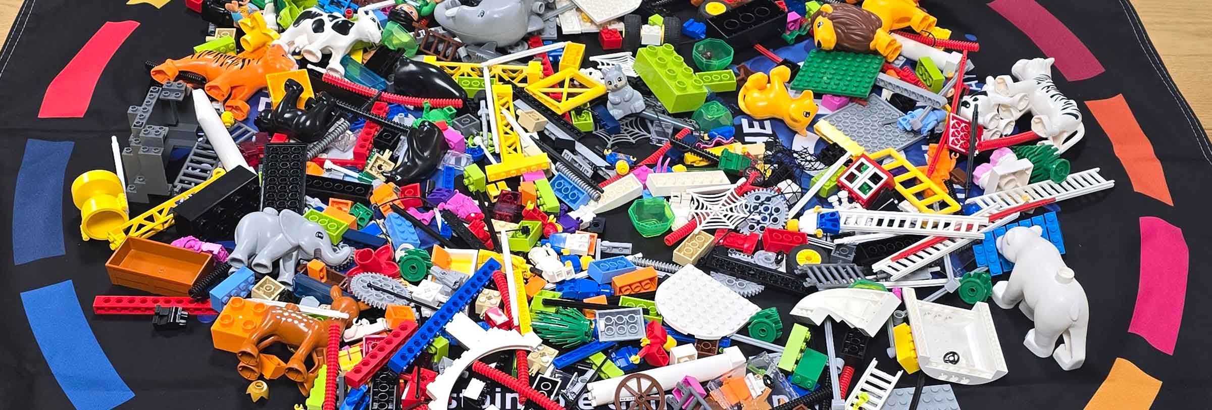 Foto von einem Haufen buntem Lego auf einem schwarzen Teppich